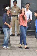 Shahrukh Khan, Deepika Padukone land in Mumbai post Chennai Express promotions on 6th Aug 2013 (29).JPG